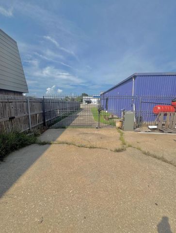 3186 Merriman Street, Port Neches, TX 77651