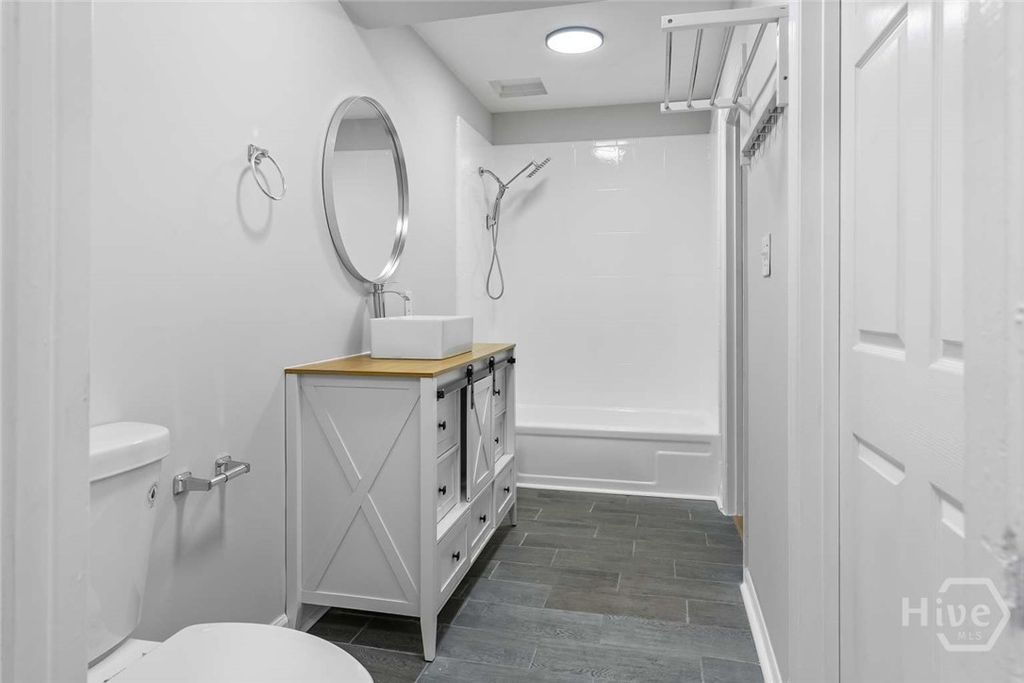 Image 15 of property listing at 2405 New York Avenue, Savannah, GA 31404