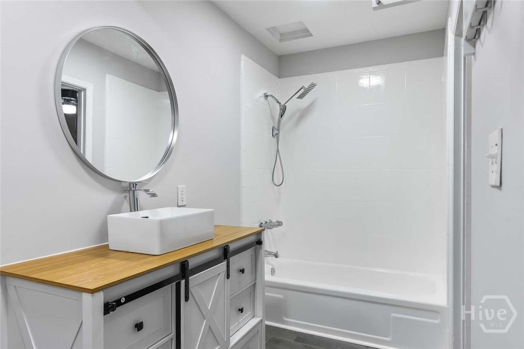 Image 16 of property listing at 2405 New York Avenue, Savannah, GA 31404