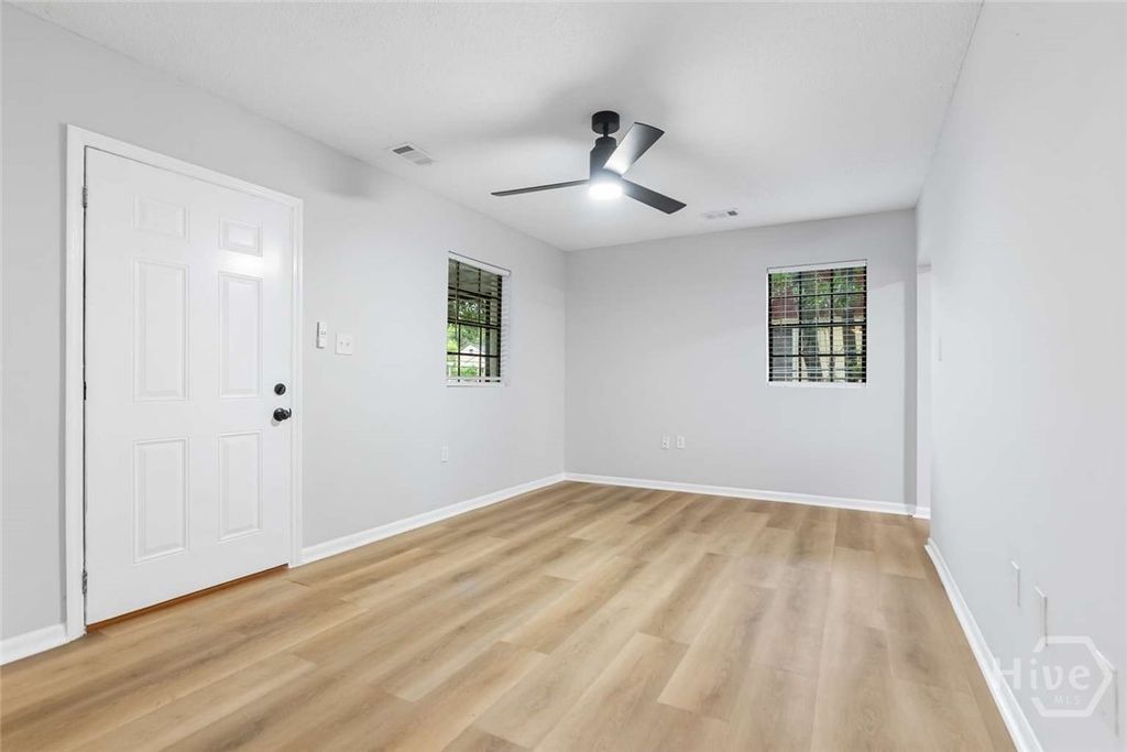 Image 4 of property listing at 2405 New York Avenue, Savannah, GA 31404