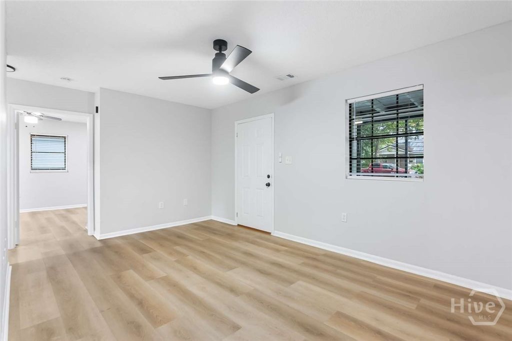 Image 5 of property listing at 2405 New York Avenue, Savannah, GA 31404