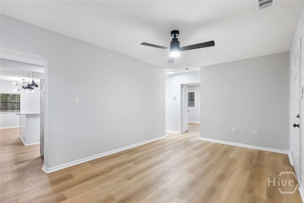 Image 6 of property listing at 2405 New York Avenue, Savannah, GA 31404