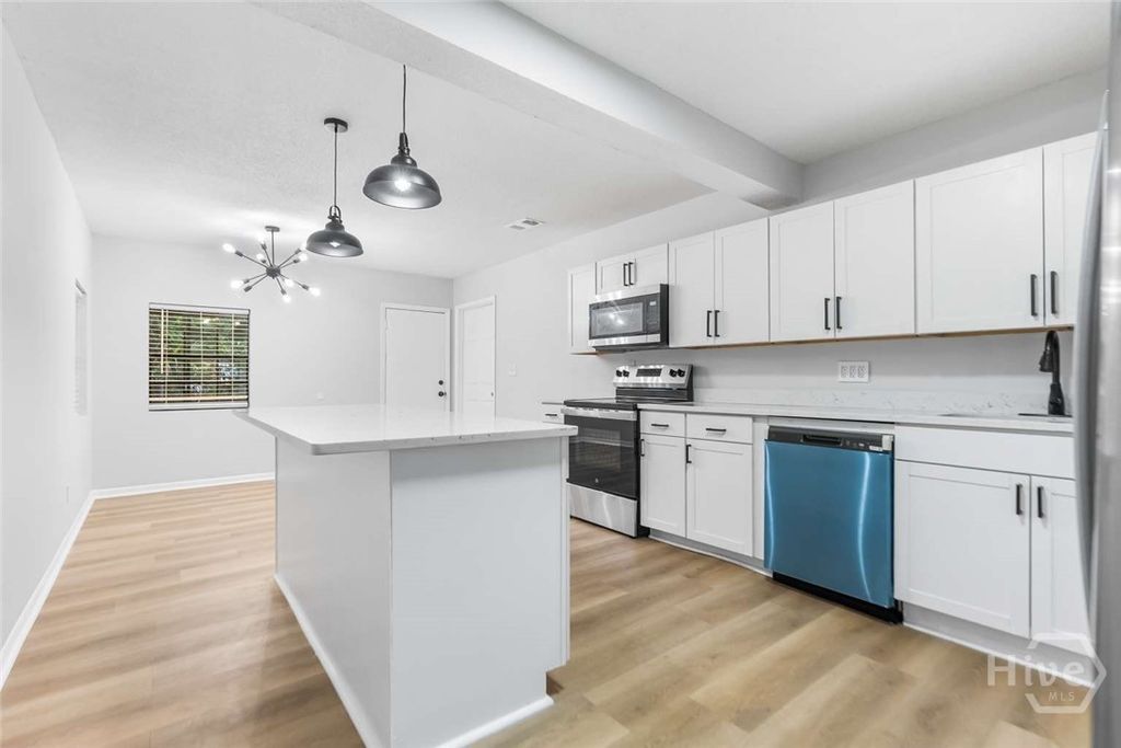 Image 7 of property listing at 2405 New York Avenue, Savannah, GA 31404