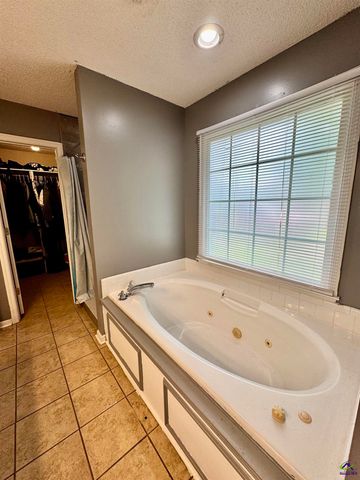 104 Winchester Drives, Leesburg, GA 31763