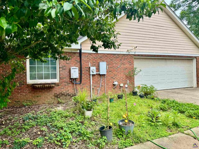 104 Winchester Drives, Leesburg, GA 31763