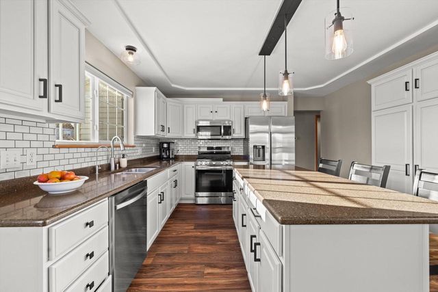 6001 Alburg AVENUE, Racine, WI 53406