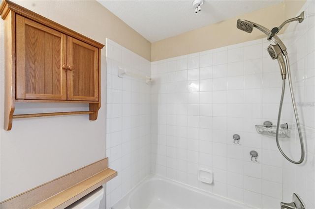 8618 VILLA LARGO DRIVE, Tampa, FL 33614