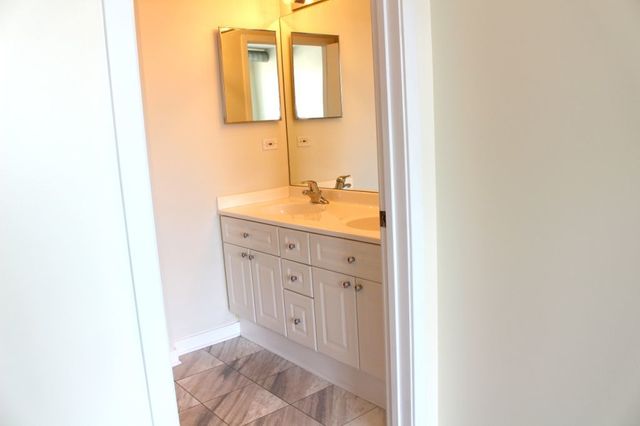 4537 S Drexel Boulevard 409, Chicago, IL 60653