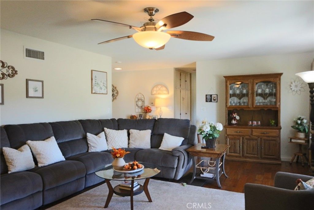 20046 Avenue Of The Oaks, Newhall, CA 91321 — photo 2