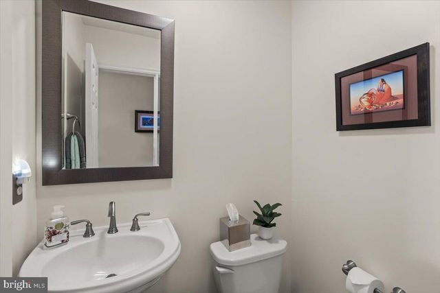 909 LINDSAY LN, Lancaster, PA 17601