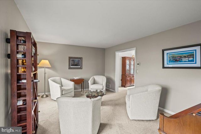 909 LINDSAY LN, Lancaster, PA 17601