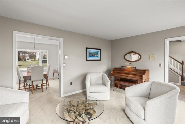 909 LINDSAY LN, Lancaster, PA 17601