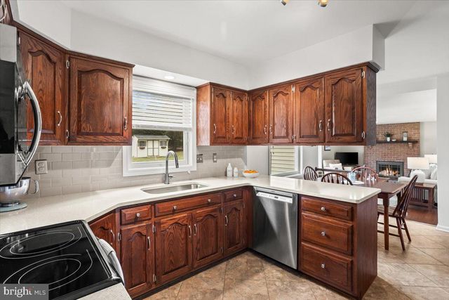 909 LINDSAY LN, Lancaster, PA 17601