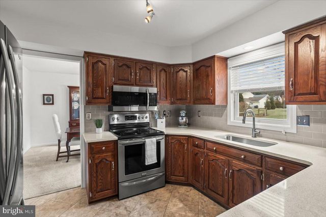 909 LINDSAY LN, Lancaster, PA 17601