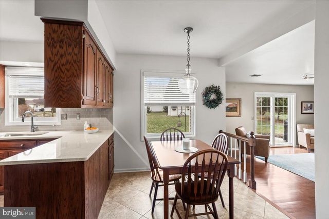 909 LINDSAY LN, Lancaster, PA 17601