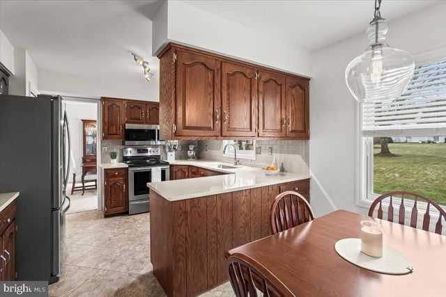 909 LINDSAY LN, Lancaster, PA 17601