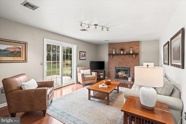 909 LINDSAY LN, Lancaster, PA 17601