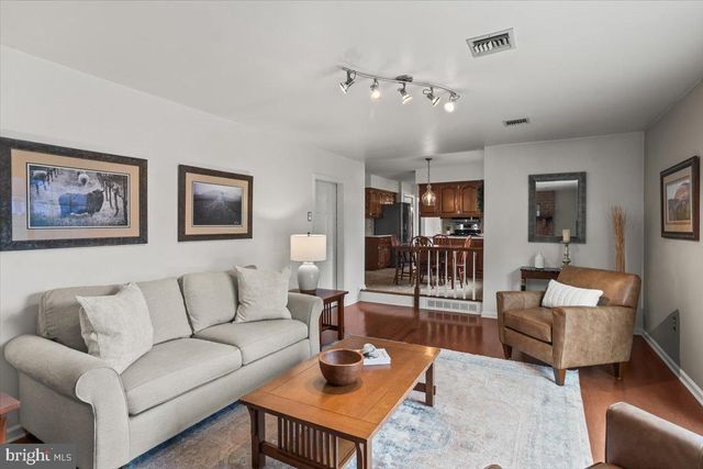 909 LINDSAY LN, Lancaster, PA 17601