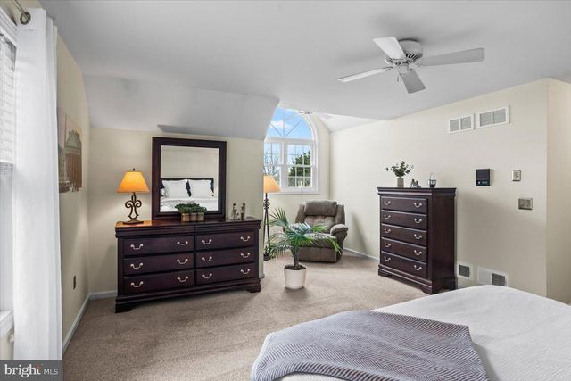 909 LINDSAY LN, Lancaster, PA 17601