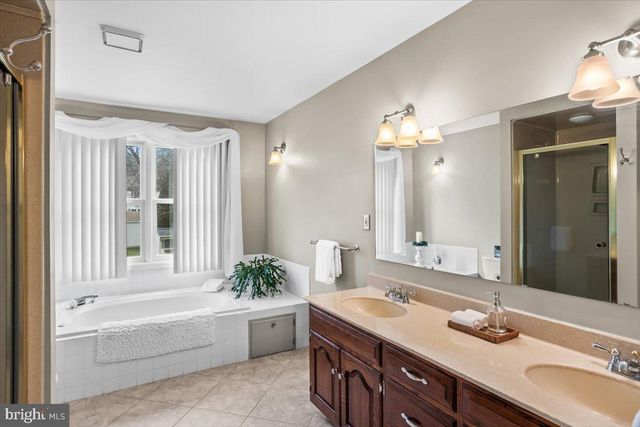 909 LINDSAY LN, Lancaster, PA 17601