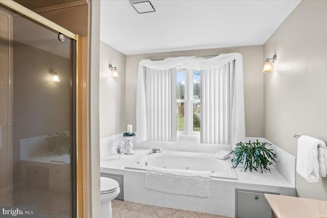 909 LINDSAY LN, Lancaster, PA 17601