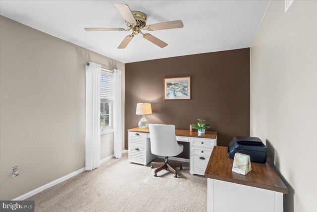 909 LINDSAY LN, Lancaster, PA 17601