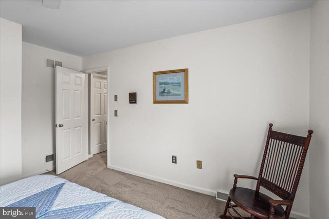 909 LINDSAY LN, Lancaster, PA 17601