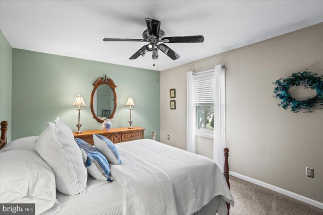 909 LINDSAY LN, Lancaster, PA 17601