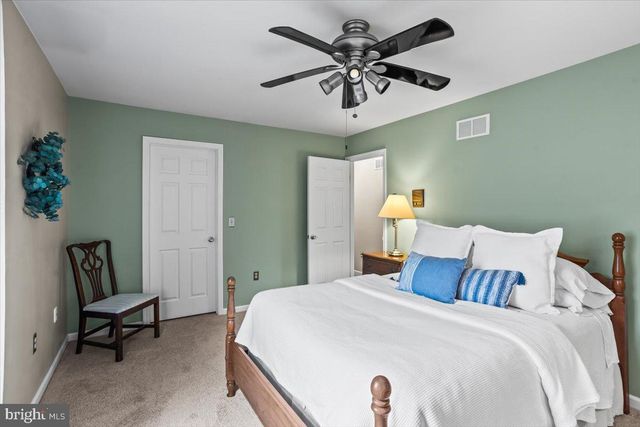 909 LINDSAY LN, Lancaster, PA 17601