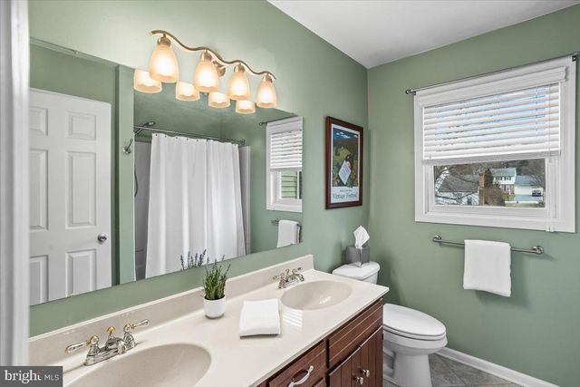 909 LINDSAY LN, Lancaster, PA 17601