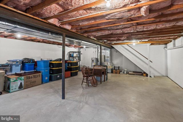 909 LINDSAY LN, Lancaster, PA 17601