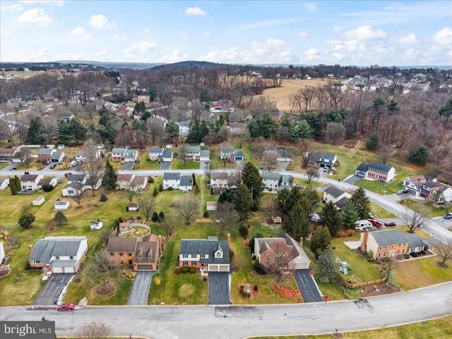 909 LINDSAY LN, Lancaster, PA 17601