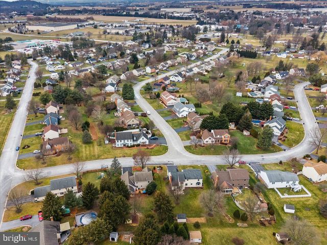 909 LINDSAY LN, Lancaster, PA 17601