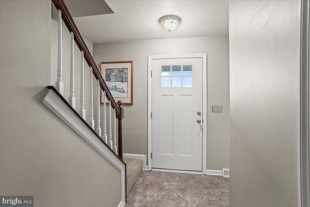 909 LINDSAY LN, Lancaster, PA 17601