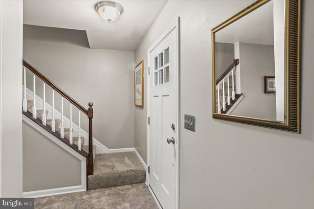 909 LINDSAY LN, Lancaster, PA 17601