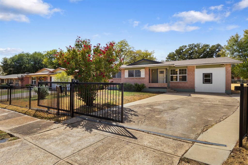 2563 Wood Valley Drive, Dallas, TX 75211 — photo 2