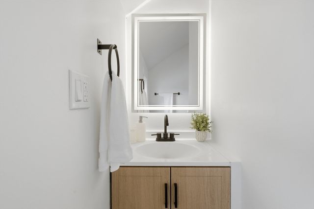 9 Robbins St, Waltham, MA 02453