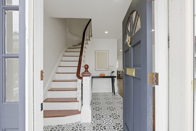 9 Robbins St, Waltham, MA 02453