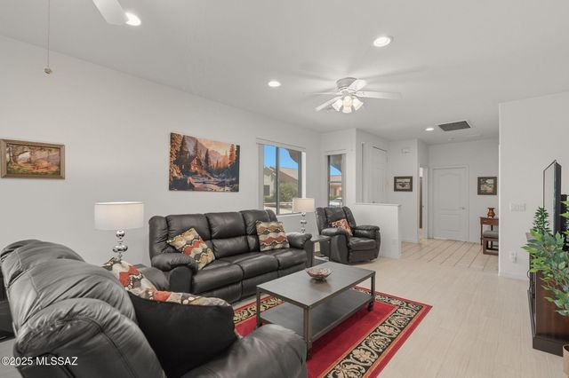 472 W Knotwood Street, Green Valley, AZ 85614