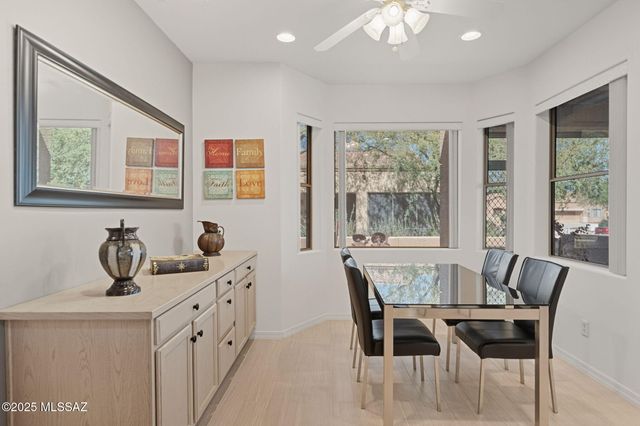 472 W Knotwood Street, Green Valley, AZ 85614