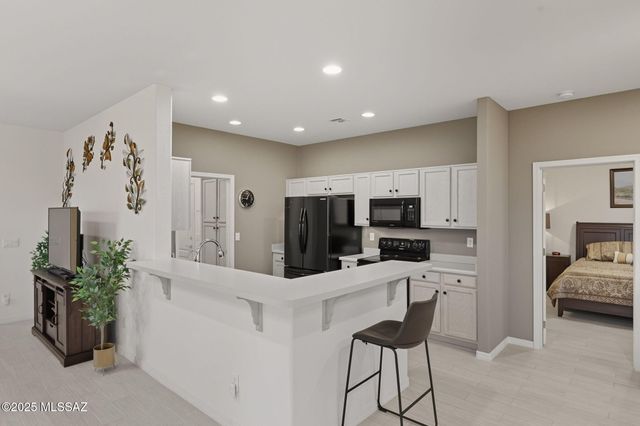 472 W Knotwood Street, Green Valley, AZ 85614