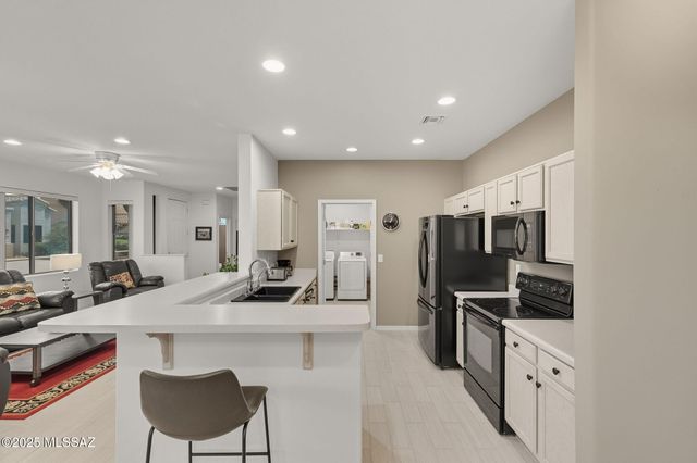 472 W Knotwood Street, Green Valley, AZ 85614