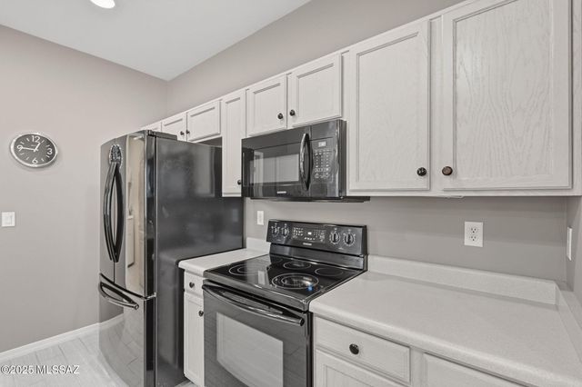 472 W Knotwood Street, Green Valley, AZ 85614