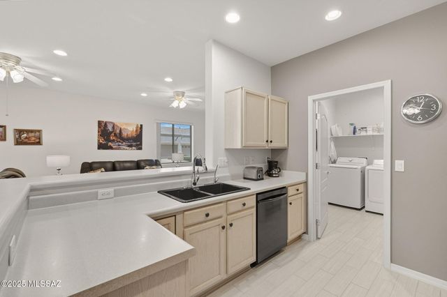 472 W Knotwood Street, Green Valley, AZ 85614