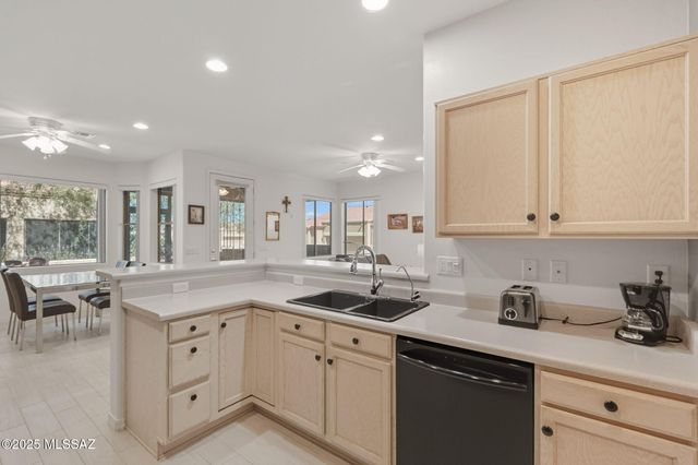 472 W Knotwood Street, Green Valley, AZ 85614