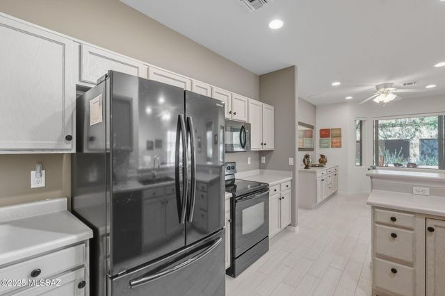 472 W Knotwood Street, Green Valley, AZ 85614