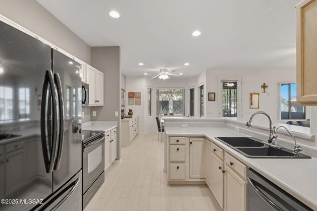 472 W Knotwood Street, Green Valley, AZ 85614