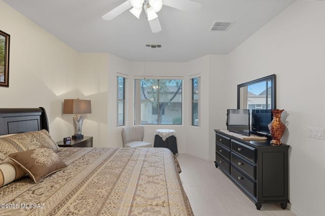 472 W Knotwood Street, Green Valley, AZ 85614