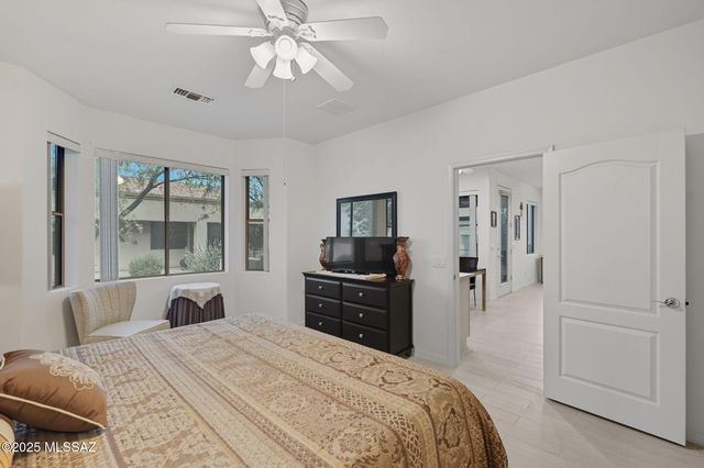 472 W Knotwood Street, Green Valley, AZ 85614