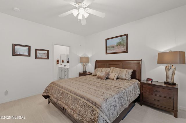 472 W Knotwood Street, Green Valley, AZ 85614